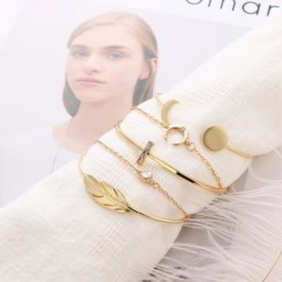 ⭐️Beautiful Gold Bracelet Set⭐️ - Picture 1 of 5